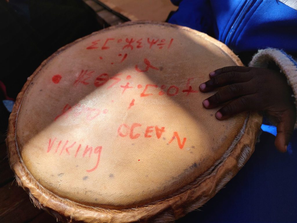 Es ist eine Trommel abgebildet auf der in roter Schrift u.a. Ocean Viking steht. Eine Hand hält die Trommel seitlich fest.